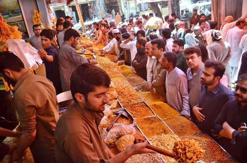 کوئٹہ: عیدالفطر کی آمد کے موقع پر شہری نمکین اشیاء خریدنے ..