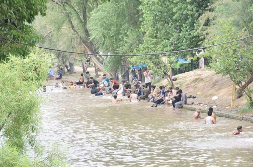 لاہور: شہری گرمی کی شدت کم کرنے ک لیے نہر میں نہا رہے ہیں۔