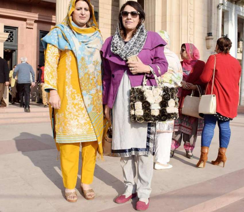 لاہور: پنجاب اسمبلی اجلاس میں شرکت کے بعد خواتین اراکین ..