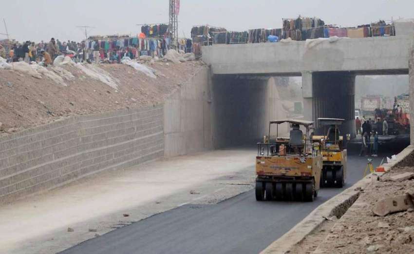 اسلام آباد: کھنہ پل لنک روڈ کے تعمیراتی کام میں مشینری مصروف ..