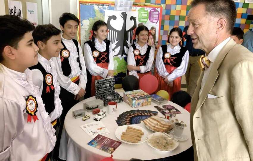 اسلام آباد: جرمنی کے سفیر برن ہارڈکراسک روٹس سکول کے دورہ ..
