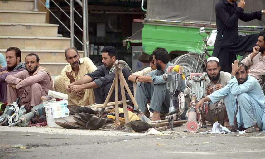 راولپنڈی: مزدور بنی چوک پر روزی کمانے کے لئے  اپنے سامان ..