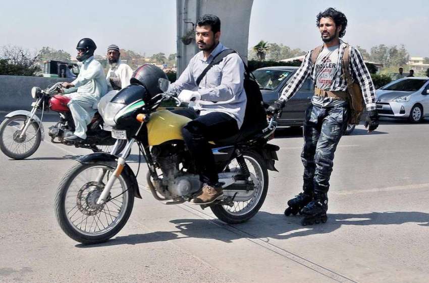 راولپنڈی: سکیٹنگ جوتے پہنے ایک نوجوان موٹر سائیکل کا سہارا ..