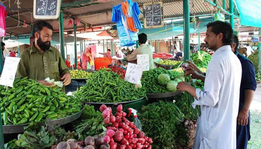 اسلام آباد: شہری ہفتہ وار منگل بازار سے سبزیاں خرید رہے ہیں۔