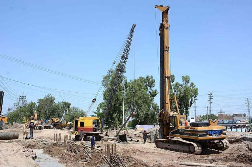 فیصل آباد: کینال روڈ پر انڈر پاس کے تعمیراتی کام کا منظر۔