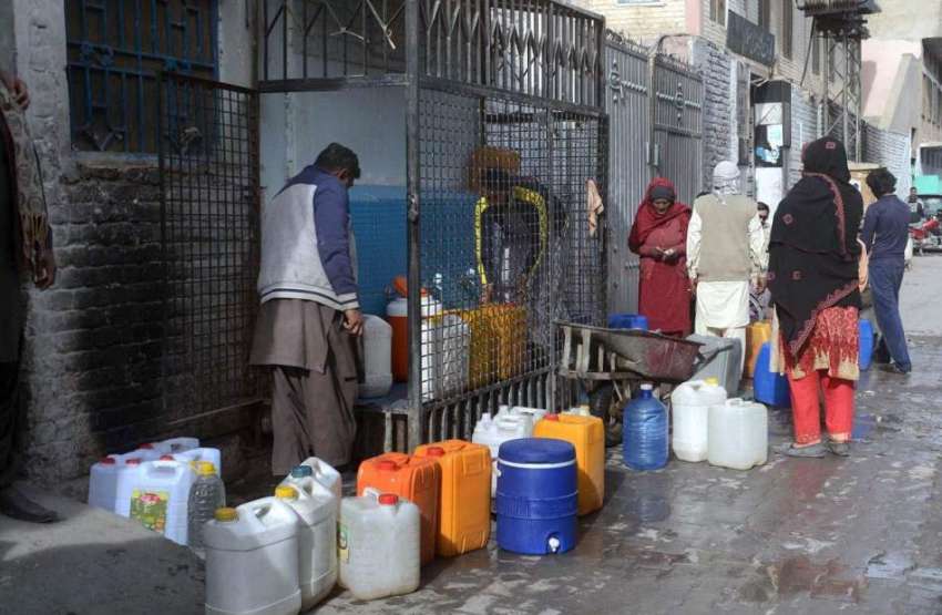کوئٹہ: شہری واٹر فلٹریشن پلانٹ سے پینے کا پانی بھر رہے ہیں۔