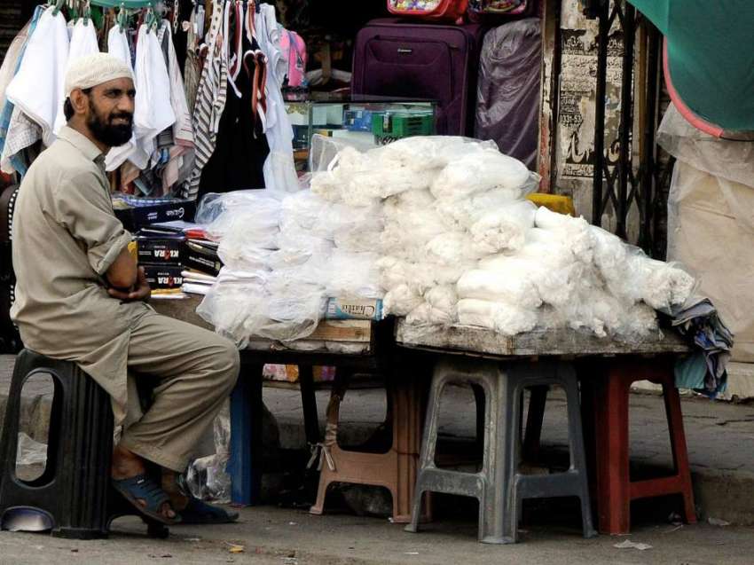 راولپنڈی: ہفتہ اور جمعہ بازار میں ایک محنت کش سٹال لگائے ..