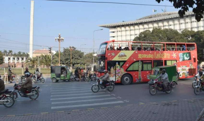 لاہور: ثقافتی بس سیاحوں کو لیکر مال روڈ سے گزر رہی ہے۔
