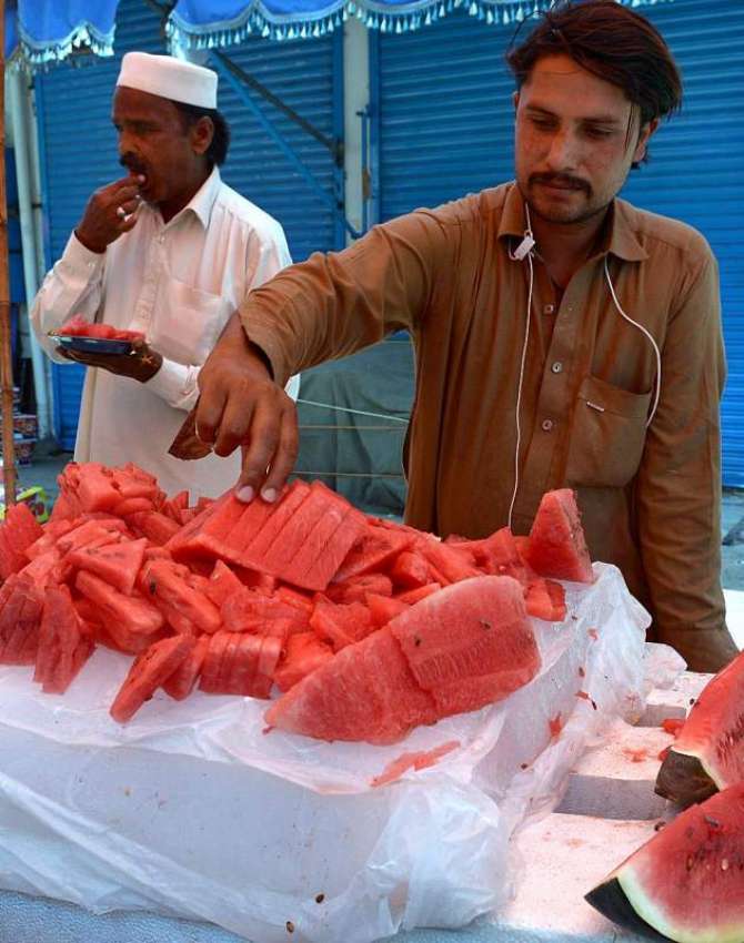 راولپنڈی: ریڑھی بان گاہکوں کو متوجہ کرنے کے لیے تربوز کاٹ ..
