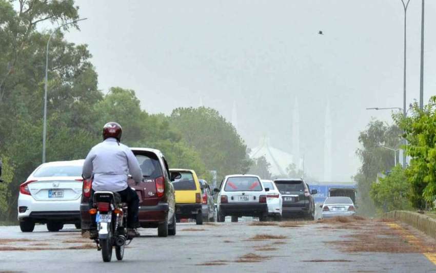 اسلام آباد: وفاقی دارالحکومت میں چلنے والی آندھی کے دوران ..
