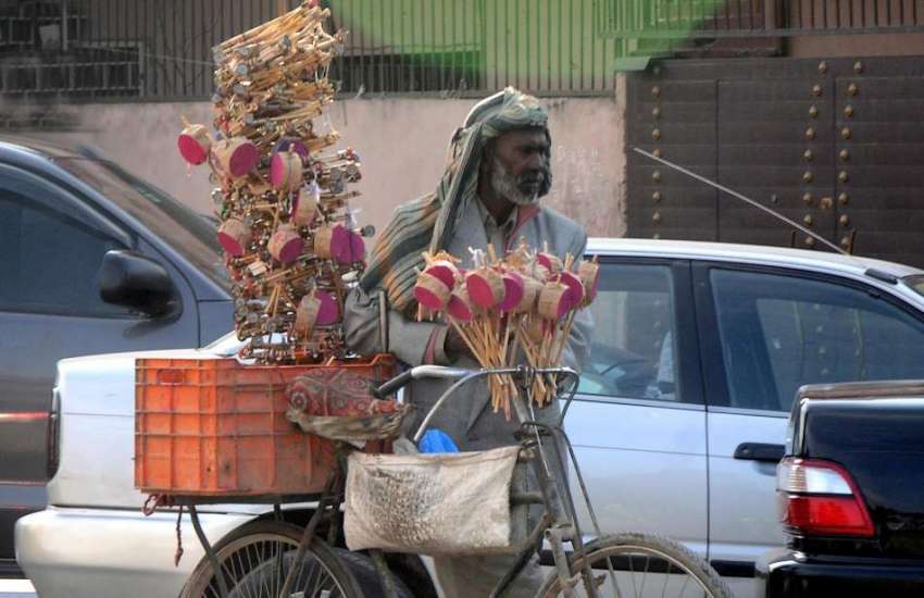 راولپنڈی: محنت کش گلی گلی گھوم کر بچوں کے کھلونے سائیکل پر ..