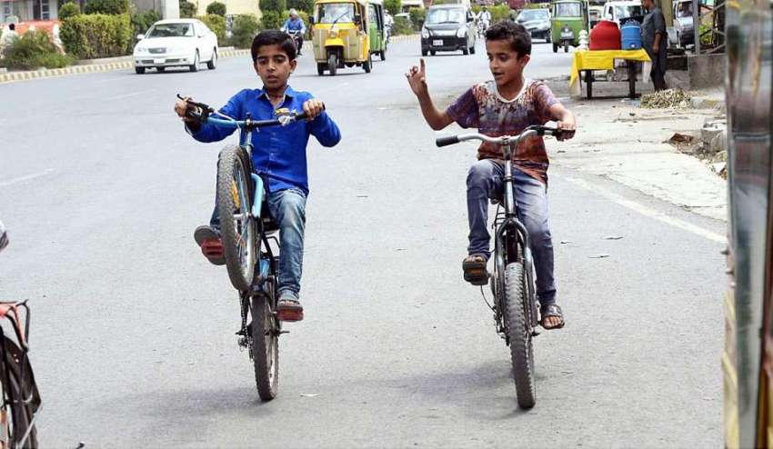 راولپنڈی: بچہ سائیکل پر ون وہیلنگ کرتے ہوئے مری روڈ سے گزر ..
