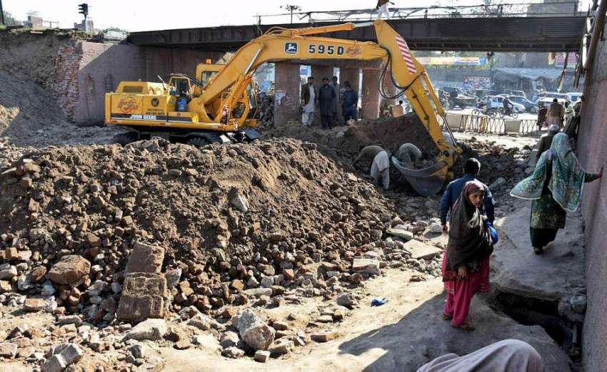 لاہور: دو موریہ پل پر ترقیاتی کام جاری ہے۔