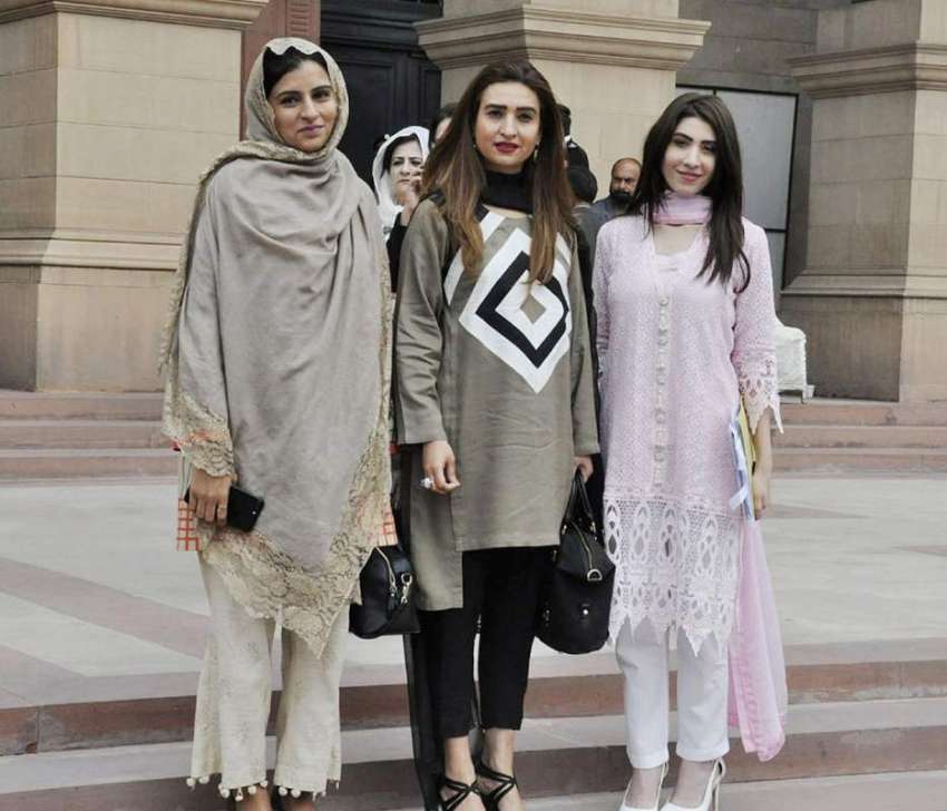 لاہور: پنجاب اسمبلی کے اجلاس میں شرکت کے بعد خواتین اراکین ..