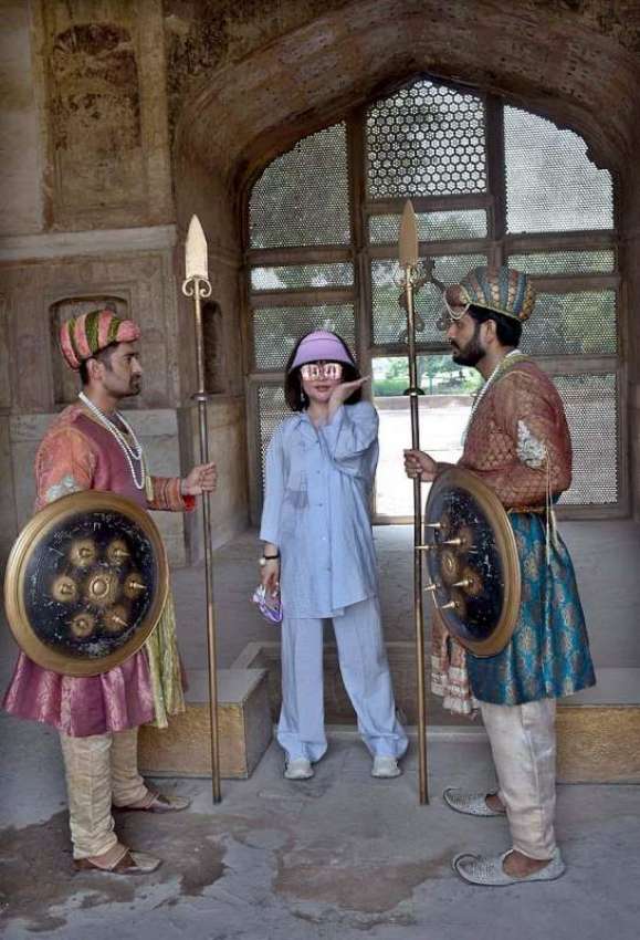 لاہور: چینی سیاہ شاہی قلعہ کے گارڈز کے ہمراہ کھڑی تصاوری ..