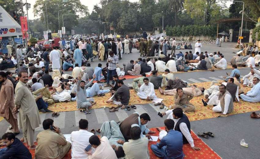 لاہور : سب انجینر زاپنے مطالبات کے حق میں گورنر ہاؤس کے سامنے ..