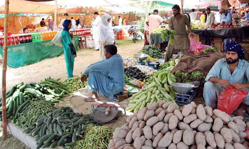 اسلام آباد: شہری رمضان سستا بازار سے سبزیاں اور پھل خرید ..