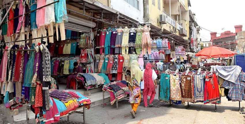 راولپنڈی: موتی بازار میں قائم ناجائز تجاوزات کا منظر۔