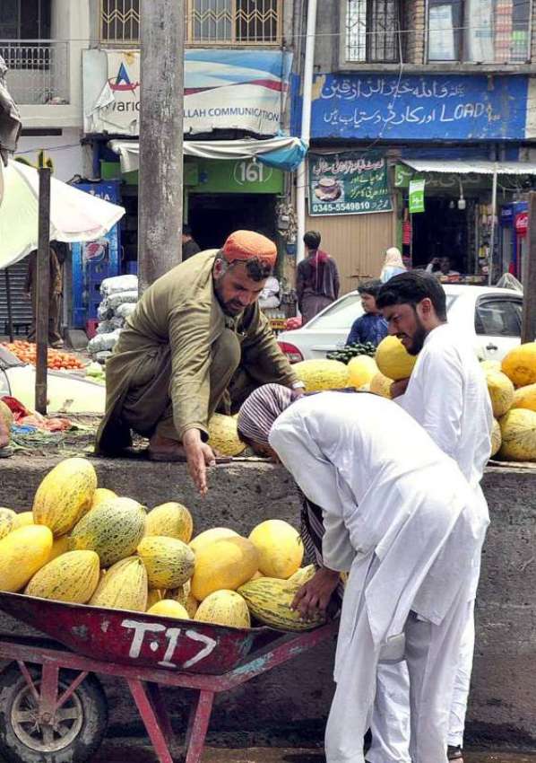 اسلام آباد: ریڑھی بان فروخت کے لیے خوبوزے سجار ہاہے۔