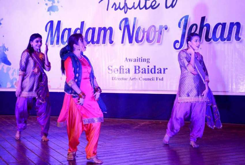 فیصل آباد: فنون کونسل کے زیر اہتمام بدھ کی رات کو میڈم نور ..