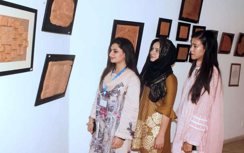 لاہور: الحمراء آرٹ گیلری میں منعقدہ نمائش میں طالبات کی ..