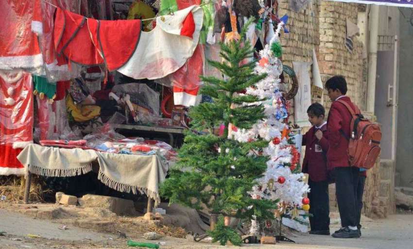 اسلام آباد: اپنے گھر کے باہر صارفین کو راغب کرنے کے لئے کرسمس ..