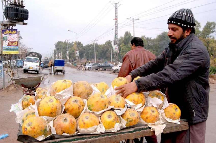 اسلام آباد: ریڑھی بان گاہکوں کو متوجہ کرنے کے لیے پپیتا سجا ..
