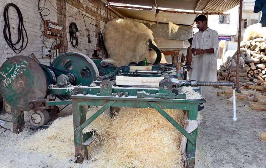 راولپنڈی: مزدور ائیر کولر کی خسیں تیار کرنے میں مصروف ہیں۔
