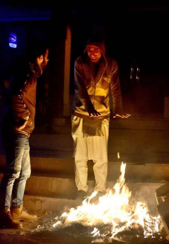 اسلام آباد: وفاقی دارالحکومت میں ٹھنڈے موسم کے دوران نوجوان ..