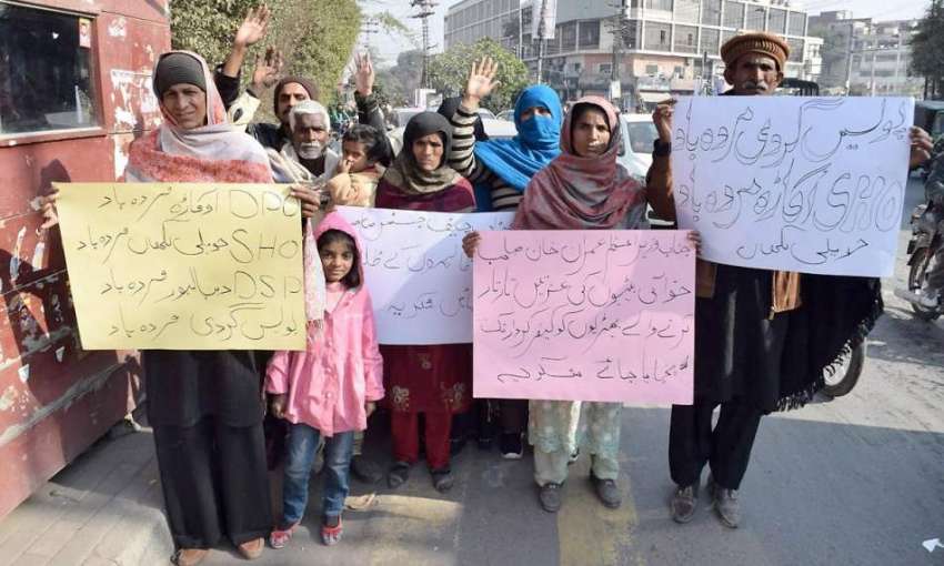 لاہور: اوکاڑہ کے رہائشی مقامی پولیس کے خلاف احتجاج کررہے ..