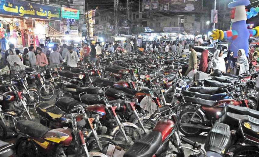 راولپنڈی: سٹیلائٹ ٹاؤن کمرشل مارکیٹ شاپنگ کے آگے کھڑی موٹر ..
