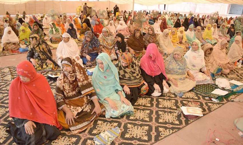 لاہور: بادشاہی مسجد میں خواتین جمعةالودا کی نماز ادا کر ..