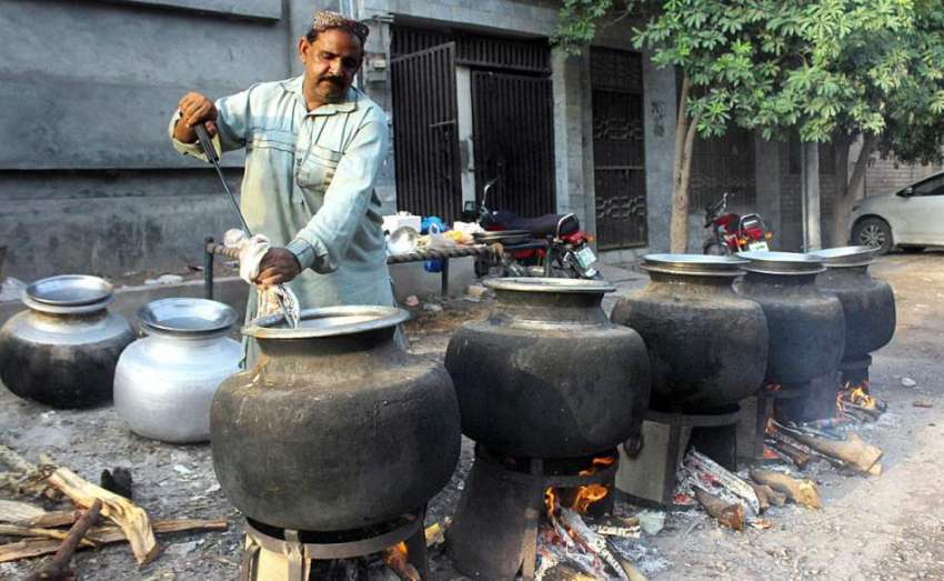 ملتان: ماہ صیام کے دوران ایک باورچی افطاری کے لیے دیگیں پکانے ..