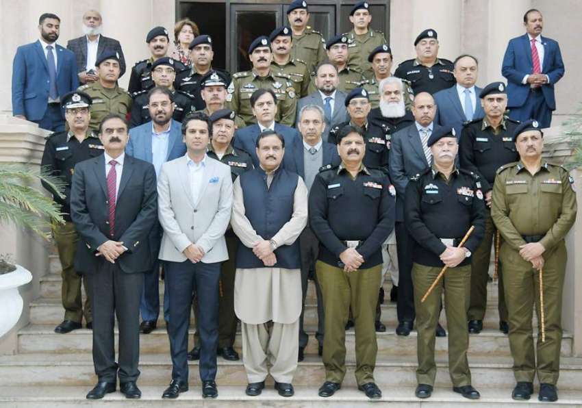 لاہور: وزیر اعلیٰ پنجاب عثمان بزدار کے ساتھ سنٹرل پولیس ..