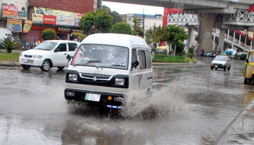 راولپنڈی: دن بھر جاری رہنے والی بارش کے بعد جمع شدپانی سے ..