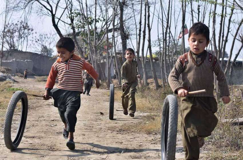 پشاور: خانہ بدوش بچے کھیل کود میں مصروف ہیں۔