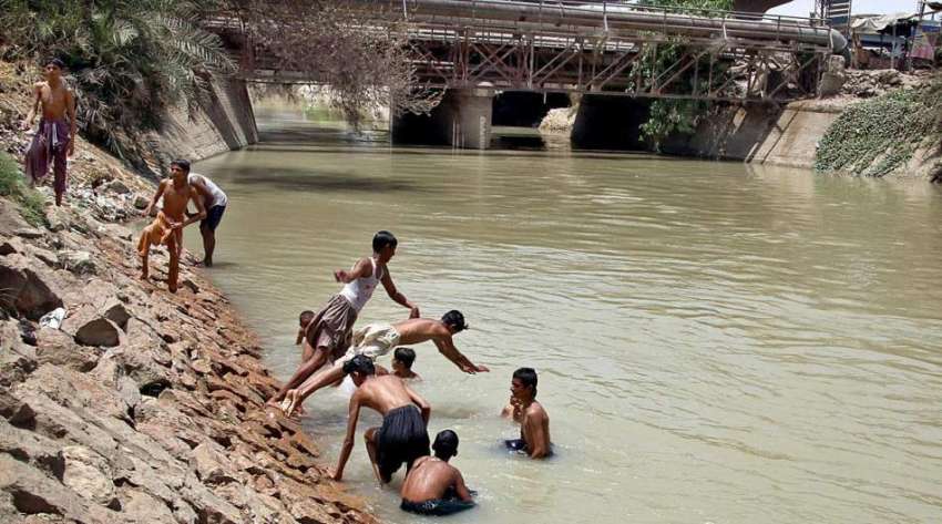 حیدر آباد: نوجوان گرمی کی شدت کم کرنے کے لیے نہر میں نہا رہے ..