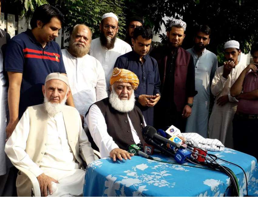 لاہور: جمعیت علماء اسلام (ف) کے سربراہ مولانافضل الرحمن میڈیا ..