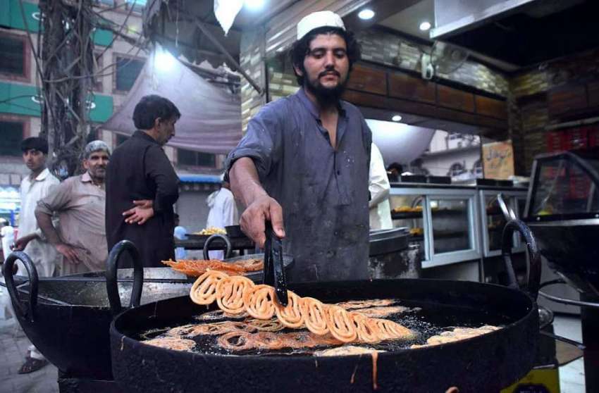 پشاور: دکاندار گاہکوں کو متوجہ کرنے کے لیے جلیبیاں بنا رہا ..