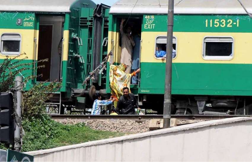 راولپنڈی: محکمہ ریلوے کی نا اہلی مریڑ چوک ریلوے ٹریک پر ٹرین ..