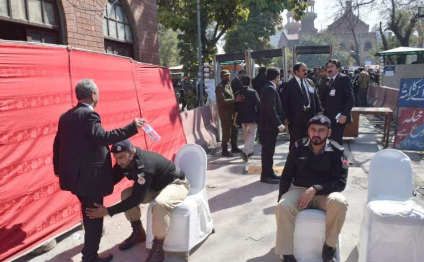لاہور: ہائیکورٹ بار کے سالانہ انتخابات کے موقع پر ووٹ کاسٹ ..