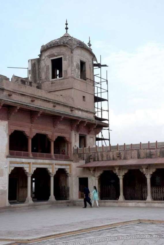 لاہور: شاہی قلعہ کی سیرو تفریح کے لیے آیا جوڑا شیش محل دیکھ ..