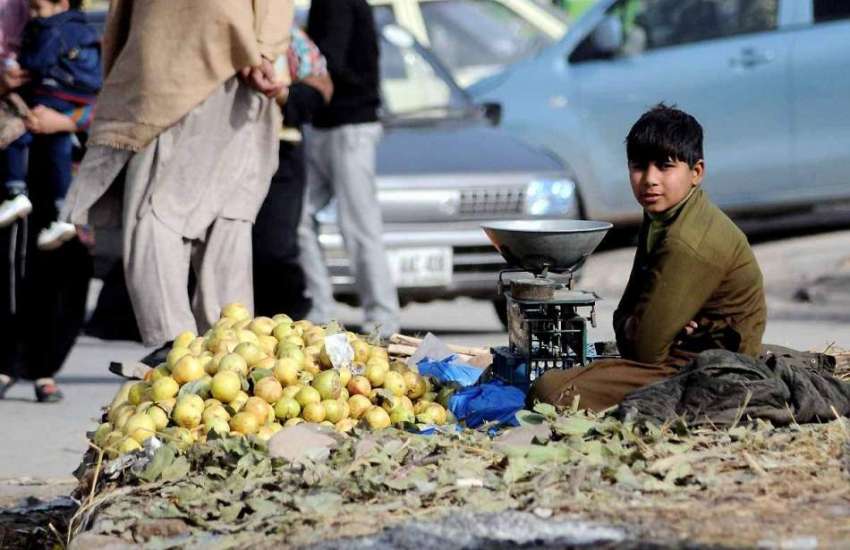 اسلام آباد: تعلیم حاصل کرنے سے محروم ایک کمسن بچہ غربت کے ..