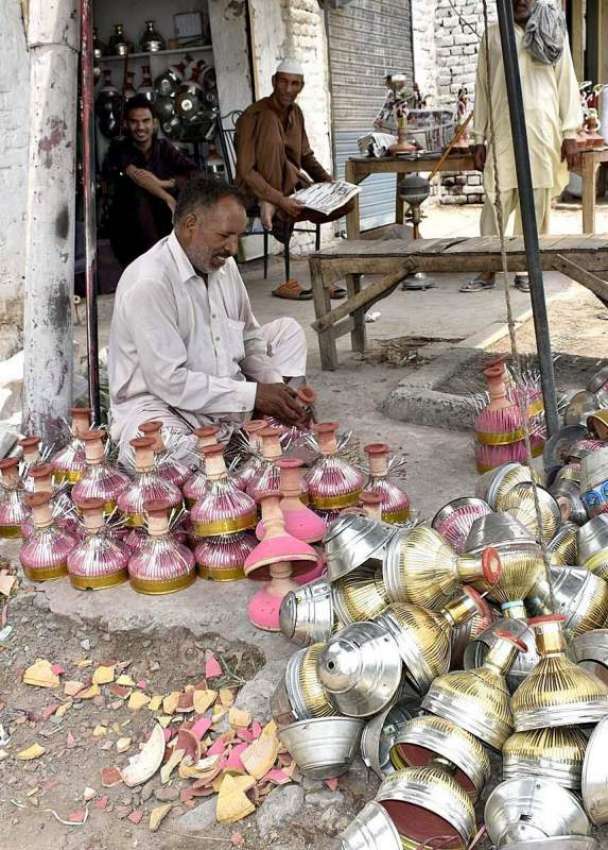فیصل آباد: محنت کش روایتی انداز سے حکہ ٹوپیاں تیار کر رکھا ..