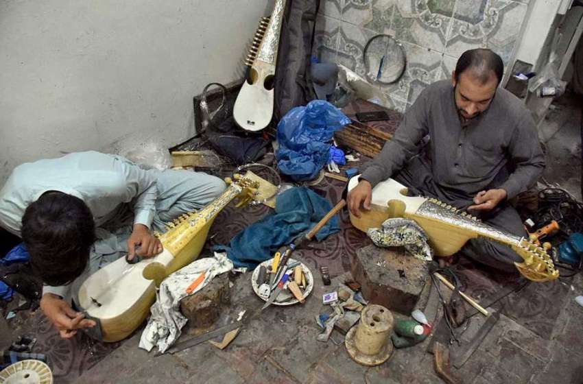 پشاور: کاریگر اپنی ورکشاپ میں رباب بنا رہے ہیں۔