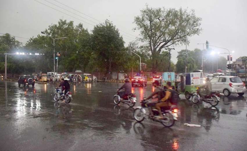 لاہور: صوبائی دارالحکومت میں گہری بادلوں اور بارش کی وجہ ..