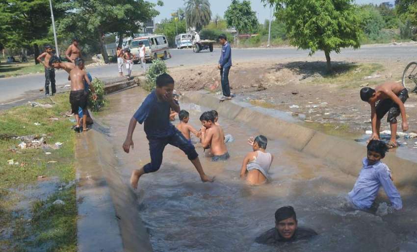 فیصل آباد: بڑھتی ہوئی گرمی کے باعث بچے گندگی سے بھرے راجباہ ..