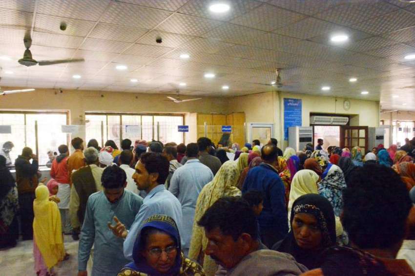فیصل آباد: ڈسٹرکٹ ہیڈ کوارٹر ہسپتال میں مریضوں کی بڑی تعداد ..