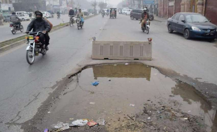 لاہور: ایمپرس روڈ پر ایک عرصے سے پانی کی پائپ لائن پھٹنے ..