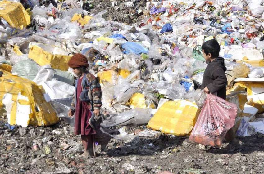 اسلام آباد: خانہ بدوش بچے کچرے کے ڈھیر سے کار آمد اشیاء تلاش ..